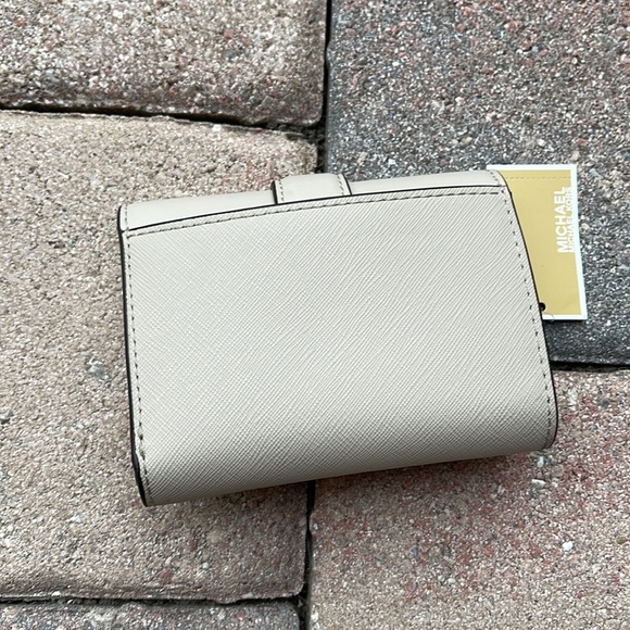 MICHAEL KORS CARMEN MEDIUM LOGO AND FAUX LEATHER WALLET LIGHT SAND - Picture 14 of 16